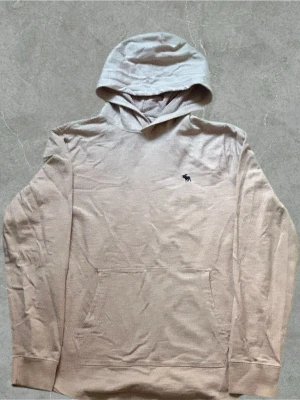 Abercrombie&filtch hoodie  - Rosa aktig abercrombie&filtch hoodie, storlek L men sitter som M. Skickas inom 1 dag efter köp. Skickas bara me PostNord🙌🏼för frågor osv så är de bara å kontakta mig😇🙌🏼