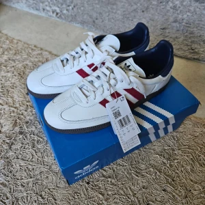 Adidas Samba OG - Adidas Samba med box passar 44 44.5 ksk 43. Köpta på boozt ny pris ca 1300. Använda 1 gång sen bilderna togs. Fortfarande helt nya.