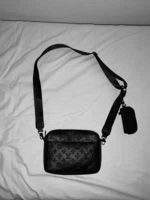 L V Duo Messanger Bag - Säljer min LV duo messenger bag då jag inte använder den längre. För mer frågor skriv till mig 💬. Pris går även och diskutera.