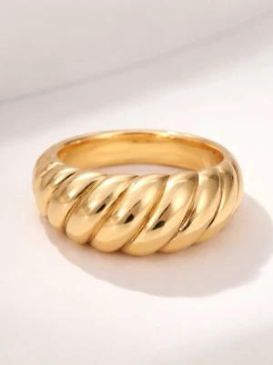 Guldfärgad snäckring ✨ chunky statement ring - Supertrendigt guldfärgat statement-ring med snäck/spiral-design 🐚✨ Perfekt för dig som gillar chunky smycken med en modern, elegant känsla. Passar lika bra till vardag som fest och lyfter vilken outfit som helst. ✨ Trendig & iögonfallande ✨ Inspirerad av snäcka / spiral ✨ Perfekt som statement-smycke eller present I mycket fint skick 🤍 Skickas snabbt 📦 Skriv gärna om du vill ha fler bilder! 