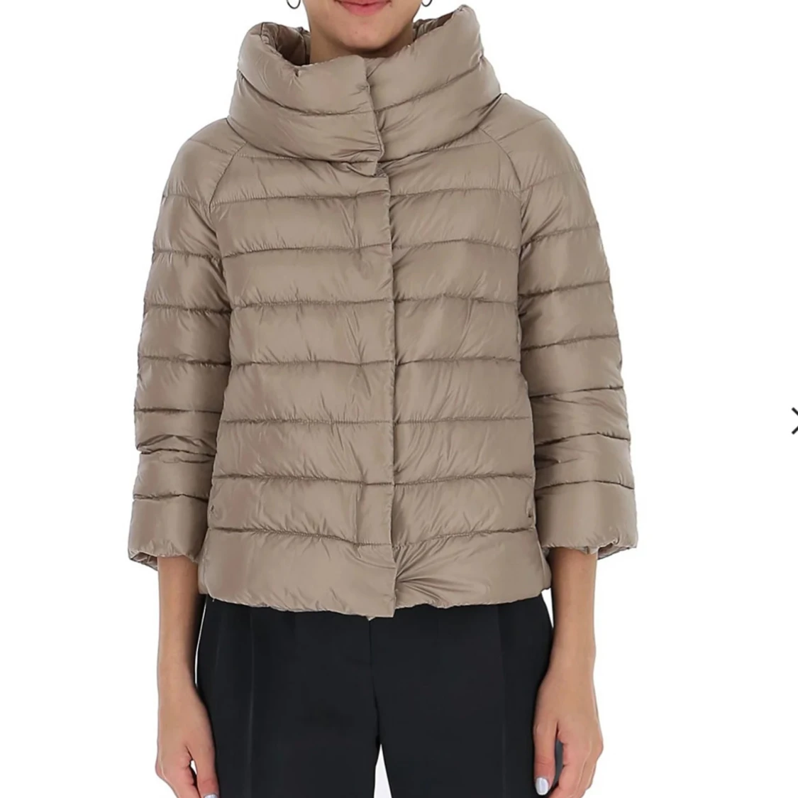 Beige pufferjacka med hög krage