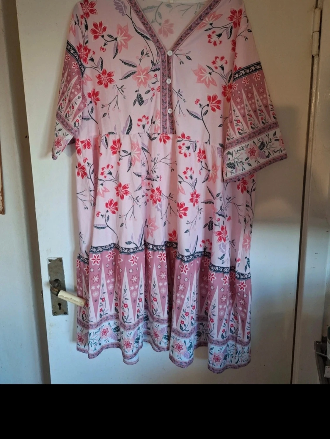 Blommig rosa kortklänning med v-ringning