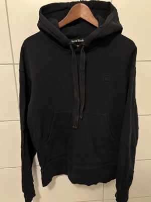 Acne Studios Hoodie - En riktigt fet Acne studios hoodie i svart. Hoodien är storlek M. Små defekter på magen som du ser på sista bilden och lite urtvättad. Hör av er vid frågor!