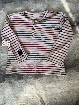 Långärmad tröja - Fint använt skick. Storlek 86