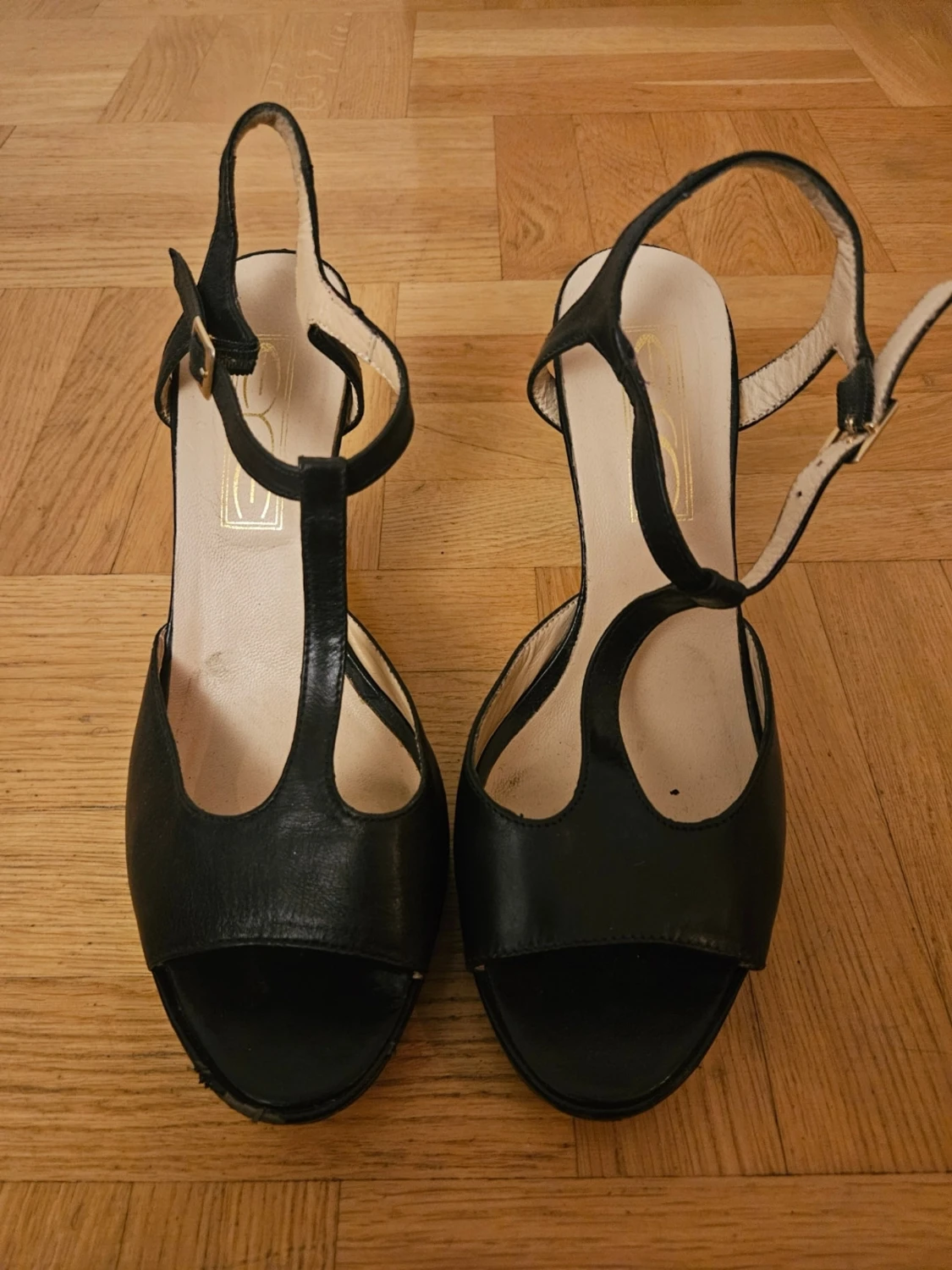 Svarta klackade sandaler i skinn - 1