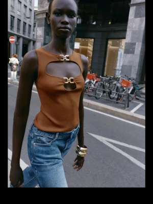  topp med cut-outs från zara!  - As cool topp från zara oanvänd!!!!🥰 hör av er för mer frågor!