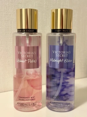 Victoria's Secret Mist Duo 250 ml * 2 - Två ikoniska body mists från Victorias Secret: Velvet Petals (lush blooms, almond glaze) och Midnight Bloom (moonflower, creamy woods). Varje flaska innehåller 250 ml. Kvarvarande mängd syns på bild nummer 3. Givetvis förvarade mörkt och svalt. 