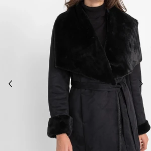 Kappa i lammfällsimitation - Kappa i lammfällsimitation stl 40, använd en gång.