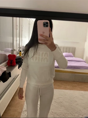 Vit stickad tröja från Miu Miu🤍 - Hej! säljer min lilla systers Supersnygga vita stickade tröja från Miu Miu. | Storlek L/Modellen är 165 lång! Nypris- 13999| kvitto och påse tillkommer. DMa🤍