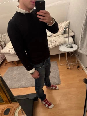 Svart sweatshirt  - Tja, säljer denna snygga tröja i 100% bomull. Köpt i England och lapparna är avklippa (se på bild). Dvs därför säljs billigt, riktigt bra passform och är tts. Skriv för frågor & Funderingar!