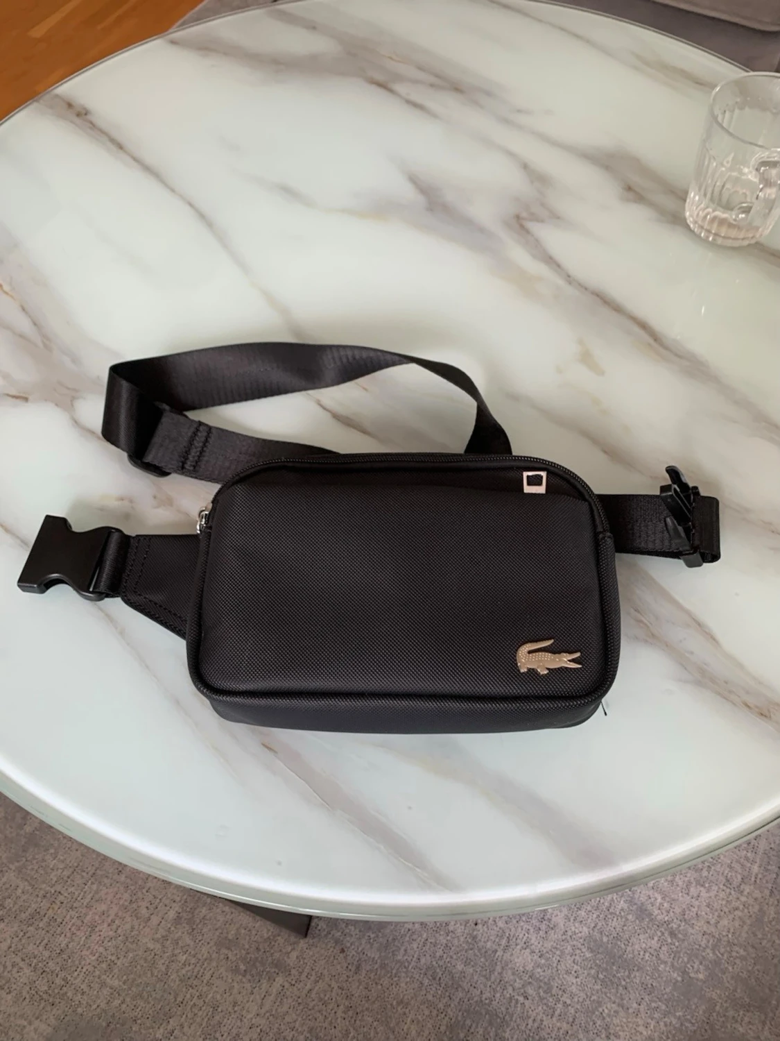Svart axelväska från Lacoste