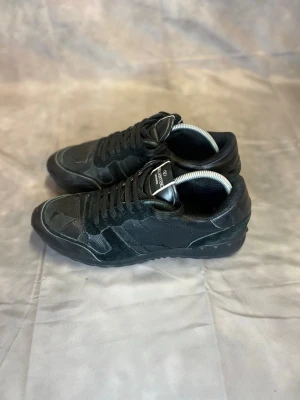 Valentino Rockrunners | Size 45 - Säljer dessa otroligt feta rockrunners skorna i size 45. Skorna är i mycket bra skick, som även syns på bilderna. Inget og tillkommer vid köp | Skriv vid minsta lilla intresse ! ⭐️