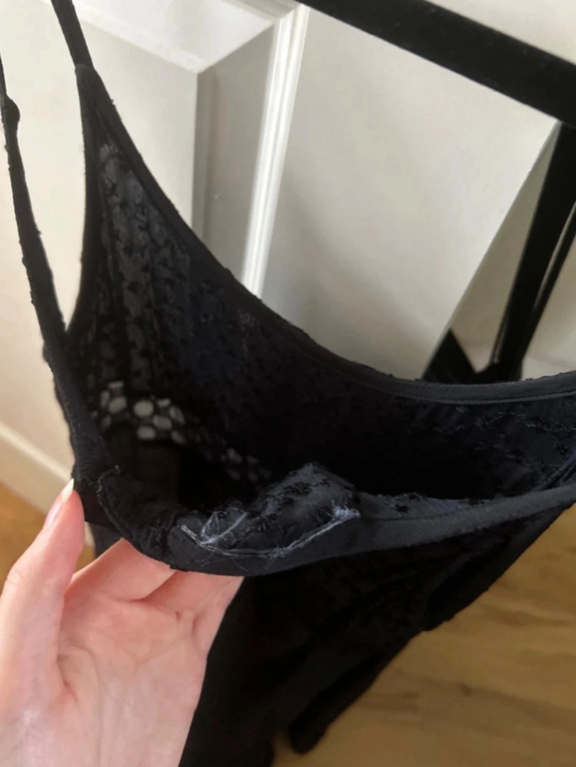 Svart spetsklänning med knappar - 2