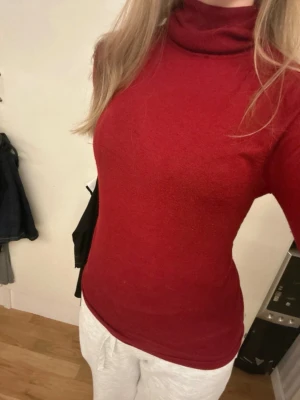 Röd polotröja från Zara, M - Snygg röd polotröja från Zara i storlek M. Har dock några små hål under ärmarna. Samt två väldigt små på framsidan, men som inte märks av. Går absolut att laga, annars skulle jag säga att tröjan funkar väldigt bra.