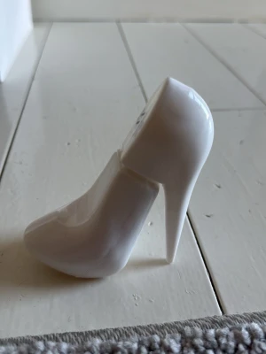Stilren parfym i klackform - Unik parfymflaska formad som en vit högklackad sko från stellaz. Perfekt för dig som vill sticka ut och addera en trendig touch till din samling. Volym: 80 ml. 