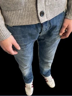 Blå dondup jeans! - Säljer ett par blå jeans från dondup med raka ben och normal passform. Jeansen har en snygg tvätt med lätt slitning och är tillverkade i robust denim. Perfekta för dig som gillar en tidlös och avslappnad stil.