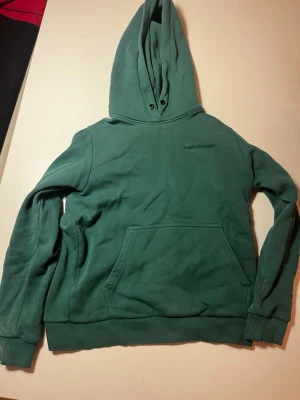 Grön peak performance hoodie  - Det finns inte så mycket att säga, titta kanske på peak performance storleks charter om det heter så ✌️