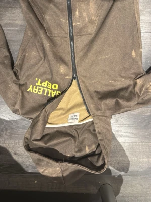 Gallery dept zip up hoodie  - Använd en gång då jag inte gillade hur den såg ut med min andra kläder men annars var den väldigt skön inuti den är s men passar mig väldig bra även fast jag är 183 men är ganska smal 