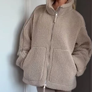 Beige teddyjacka H&M - Säljer H&M’s fina och mysiga Teddy jacka i beige färg med dragkedja och hög krage. Jackan har en avslappnad passform och stora fickor framtill, perfekt för kyliga dagar. Jackan är använd fåtal gånger, alltså väldigt bra skick. Pris kan diskuteras vid snabb affär🩷🩷