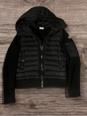 Moncler cardigan  - En svart moncler cardigan snygg och prutad eftersom jackan är perfekt förutom ett litet märke på armen men syns inte storlek passar som 165-180cm 