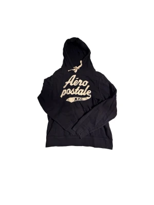 Aeropostale Hoodie - ⭕️Finns liknande plagg i min profil⭕️  En schysst hoodie från Aeropostale i storlek L. Kom gärna med frågor eller funderingar, pris kan ofta diskuteras.