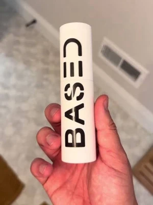 BASED Texture Powder stick köpte från based bodyworks.com - Snygg vit texturpuder i stickformat från BASED med svart grafisk text på förpackningen. Perfekt för att ge ansiktet en matt finish och jämn yta. Kommer i en stilren och kompakt tub som är enkel att ta med i väskan.