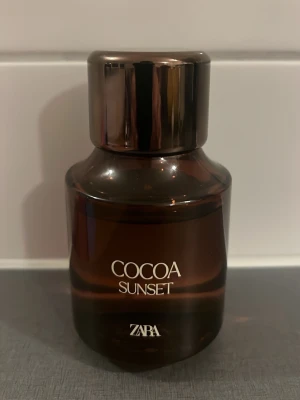 ZARA Cocoa Sunset parfym - Cocoa Sunset från ZARA – en stilren parfym med modern känsla. Perfekt för dig som vill sticka ut med en trendig doft i vardagen.