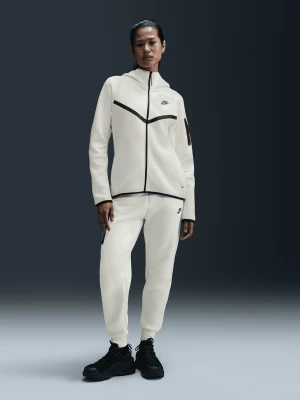 Vita mjukisbyxor från Nike - Snygga vita mjukisbyxor från Nike med svart logga på benet. Byxorna har en relaxed passform med muddar vid bensluten och är tillverkade i mjukt material som passar perfekt för chill eller träning.