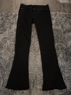 Svarta low waist bootcut jeans Cheap Monday - Säljer ett par svarta bootcut jeans från Cheap Monday i storlek 28/30. De är lågmidjade och säljer då de är för stora. Aldrig använda!