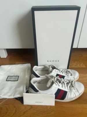 Gucci ace  - Tjaa säljer dessa Gucci ace skor i vit som passar till vardagstillfällen men även vid finaretillfällen. Storlek 41 passar 42 även. Pris 1900 kr. Skicka gärna ett meddelande vid intresse eller funderingar🙌