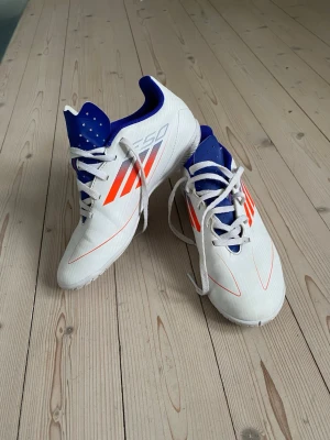 Adidas inneskor - Fotbollsskor för inomhus, i fint skick!
