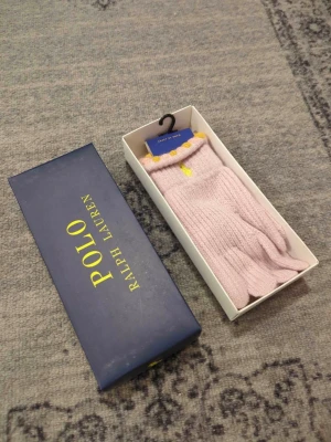 Rosa handskar från Polo Ralph Lauren - Säljer mina handskar från Ralph Lauren, skriv vid frågor, priset är förhandlingsbart och kan skicka direkt efter köpet.  ☺