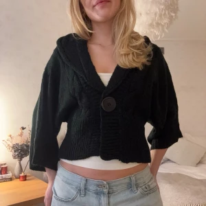 Svart kofta - Superfin svart kofta, tajtare nedtill och annars loose fit💖💖💖