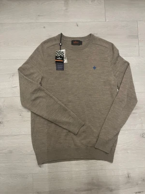 Morris crew nech beige tröja - Hej! Säljer en Morris tröja i utmärkt sick//inga defekter eller så//personen på bilden är 182 och väger 72kg//fråga gärna! 