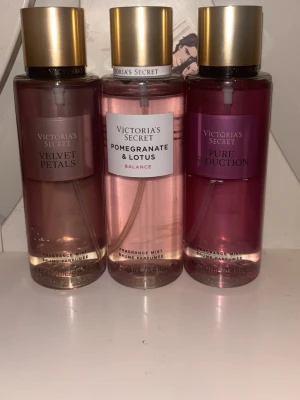 Victoria's Secret body mist trio - Tre fräscha body mists: Velvet Petals, Pomegranate & Lotus och Pure Seduction. Varje flaska innehåller 250 ml. Perfekt för dig som vill ha en lätt och upplyftande doft till vardagen. Vegansk formula och snygg design. Velvet petals är helt ny och oanvänd, pure Seduction är ny men testad nån enstaka gång och pomegranate & lotus är lite använd. Pris kan diskuteras. Skickar inom 1-2 dagar, ansvarar ej för postens slarv. 
