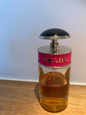 Prada Candy, Eau de Parfum ca. 25 ml - Den färgstarka parfymen från Prada söker ny användare. Ca. hälften kvar av denna härliga doft för att njutas av. Pris per ml i nuläget 19-22 kr, mitt pris 15 kr/ml. Välkommen!