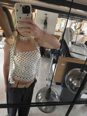 Prickig vit bandeau topp med scarf - Säljer en vit bandeau topp med svarta prickar och matchande scarf runt halsen, populär och slutsåld 