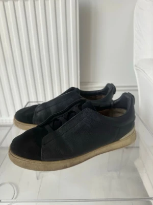  Zegna triple stitch sneakers  - Säljer ett par schyssta sneakers från Zegna. Nypris 11399kr. Okey skick därav priset! Annars inga hål eller större defekter. 