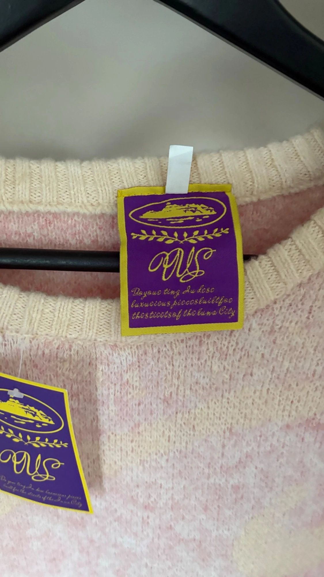 Ljusrosa stickad Corteiz tröja  - 2