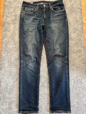 Levis 511 - Ett par jävligt schyssta Levis jeans. Dock nu för små för mig. Passa perfekt till dig som vill ha skin jeans🙌🏼
