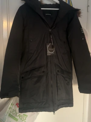 Peak vinterjacka - HELT oandvänd peak jacka pga fel storlek nyskick med prislapp. Den är jätte varm med päls vid luvan perfekt nu i vinter 