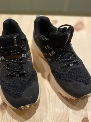 Asics Trabuco Terra 2 - ASICS Trabuco Terra 2 för herrar är en bekväm och mångsidig terränglöparsko med FF BLAST-dämpning för en mjuk landning och energi, och en robust gummiyttersula för stabilitet i upp- och nedförsbackar, anpassad för olika spårförhållanden. Skon har en lättviktsdesign (ca 285g). Använda max 3 ggr. 