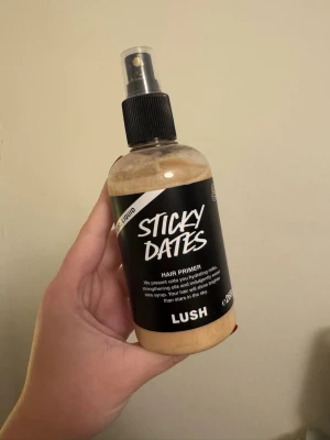 LUSH Sticky Dates Hair Primer - LUSH Sticky Dates Primer har en söt doft och är berikad med återfuktande mjölk, stärkande oljor och dadelsirap för en fräsch känsla. Luktar gudomligt men passar inte till mitt hår. 260g. 🤎