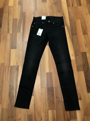 Tiger Of Sweden Jeans - Hej! Vi säljer ytterligare ett par helt nya Tiger Of Sweden Jeans med tagsen kvar! Modellen är ”Slim” och storleken är W29 L32. Nypris ligger dessa på runt 1200kr medans vi säljer jeansen för endast 379kr. Har ni några funderingar är det bara att höra av sig!