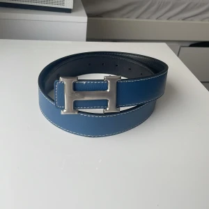 Marinblått bälte - Hej! Säljer ett marinblått bälte för endast 259kr! Aldrig använt. Skriv vid minsta fundering 💭 
