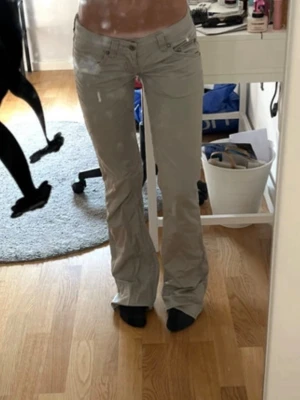 Lågmidjade Calvin Klein jeans - Superfina Lågmidjade jeans/chinos från Calvin klein med låg midja och utsvängda ben. Superfint skick, de är dock lite slitna vid hälen men inget man tänker på:)) bara att fråga vid funderingar kring mått, fler bilder etc.. pris kan diskuteras💕💕