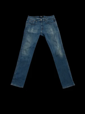 Replay blå slim fit jeans - Säljer ett par Replay Anbass Hyperflex, jeansen är i prima kondition och har inga tecken på skada eller missfärgning. Skriv gärna över funderingar W31 L32