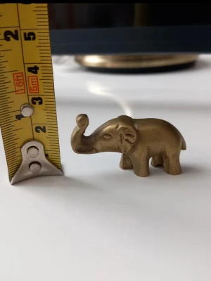 Elefant Figur tillverkad i mässing.  - Elefant Figur tillverkad i mässing. Figuren är liten och dekorativ, lämplig som prydnadsföremål.