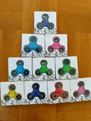 Fidget spinner - Fidget spinner i flera olika färger skriv vilken ni skulle vilja ha så skickar jag. Vill ni köpa flera stycken blir det bättre pris.  30 kr st 2 för 50 vid köp av 5 eller mer så kostar det 20 kr st
