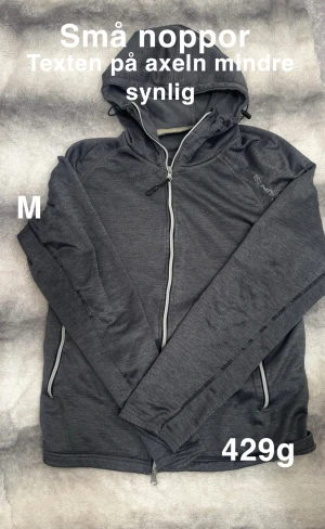 Tjocktröja med dragkedja - Noppig och trycket på axeln börjar försvinna. Storlek M 